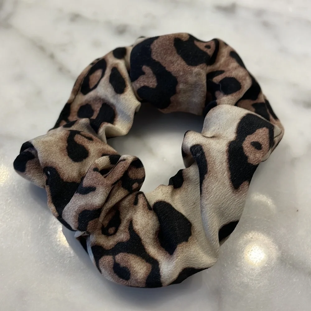 Noir Set of 3 Ombré Leopard Print Hair Scrunchies